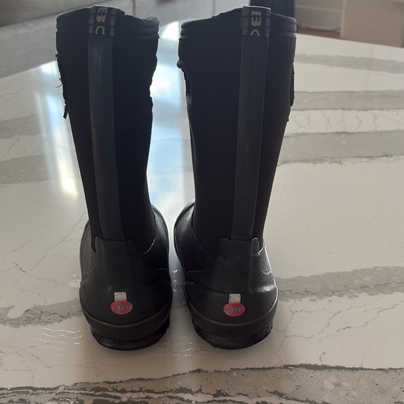 Black Waterproof snowboots - Picture 2 of 5
